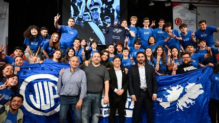 Axel Kicillof estuvo rodeado de jóvenes militantes.