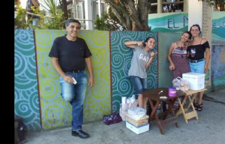 También necesitan voluntarios que colaboren para servir a las más de 30 personas que reciben cada martes y jueves.