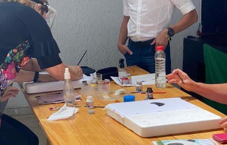 En El Ceibo, hay pintura en tela.