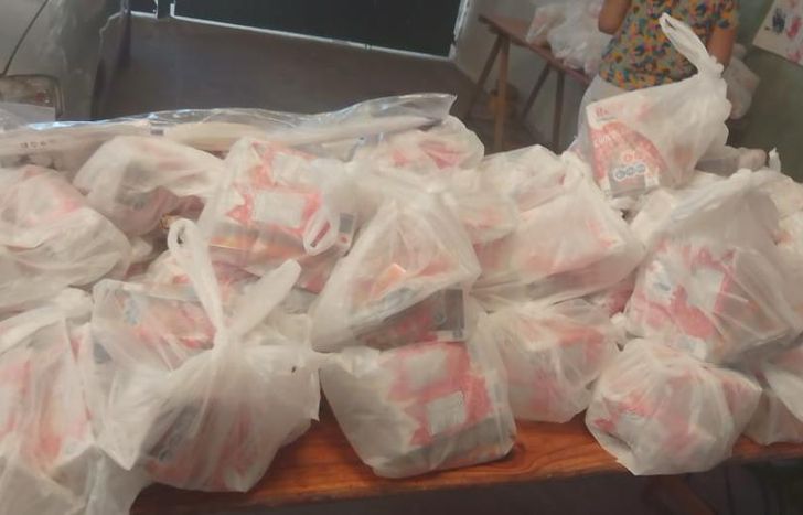 Las canastas serán repartidas a las familias que viven cerca del merendero.