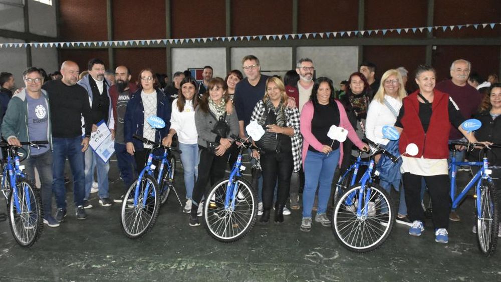 Entregaron bicicletas a más de 200 auxiliares de escuelas de Santa Marta y Centenario.
