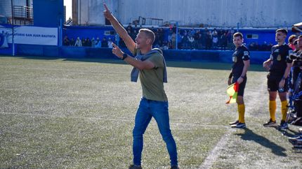 Nicolás Domingo dando órdenes a sus jugadores. Nicolás Domingo dando órdenes a sus jugadores.