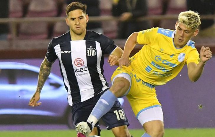 Díaz cubre la pelota ante la llegada de Villagra.