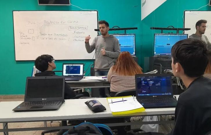 El Punto Digital está sobre la Avenida Presidente Perón y Recondo.