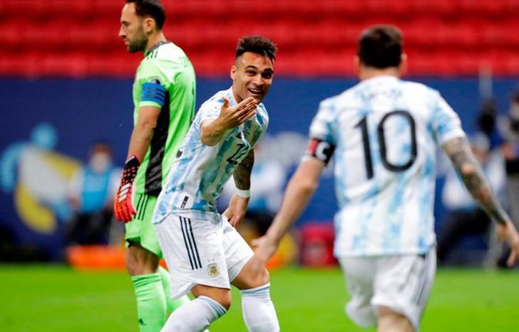Lautaro y Messi celebran el 1-0.