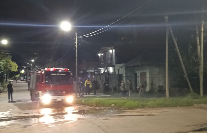 Operativo de emergencia en Temperley por el incendio de una casa.