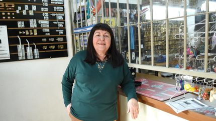 María Teresa cree ser la primera cerrajera del país y mostró su orgullo de progresar en la labor.