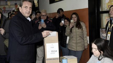 Sergio Massa fue acompañado a votar por su esposa, Malena Galmarini.