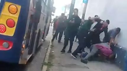 Pasajeros de la línea 318 golpearon y bajaron al hombre. Pasajeros de la línea 318 golpearon y bajaron al hombre.