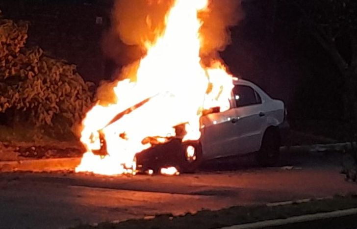 El auto se incendió este lunes por la mañana en Villa Centenario.