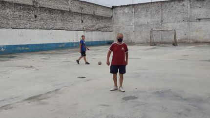 Su lugar en el mundo: Roberto en la cancha de su querido club.