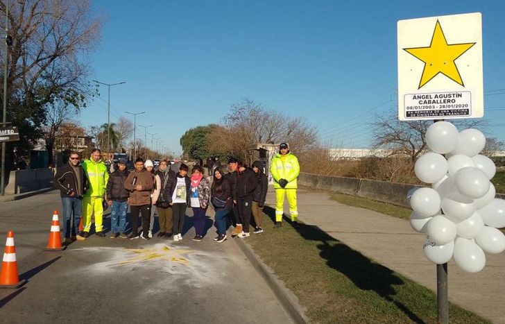 Pintaron una estrella amarilla y colocaron un cartel en el lugar del accidente.