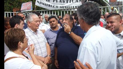 lanus: protesta para pedir la reincorporacion de trabajadores municipales despedidos
