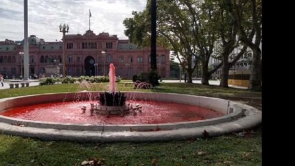 plaza de mayo: tineron de rojo el agua de las fuentes por nisman