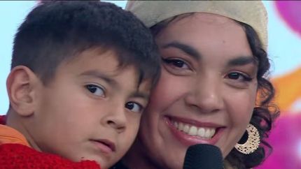 Dina, artista callejera de Banfield, con su hijo.