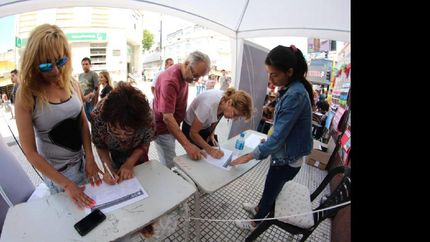 En la peatonal Laprida juntaron más de 500 firmas.