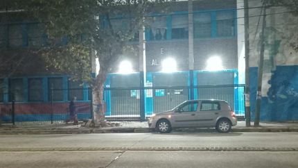 La escuela ya cuenta con luminaria en el frente del edificio.