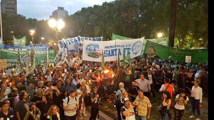 En Rosario se realizó la la Marcha de las Antorchas contra los aumentos.