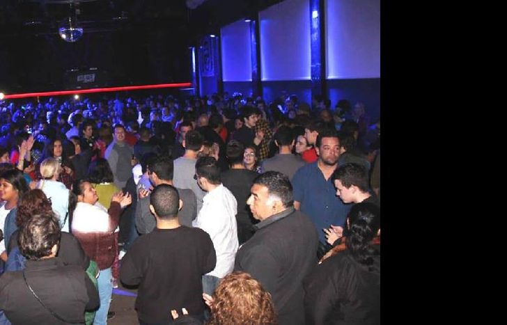 Miles de jóvenes bailan y se divierten.