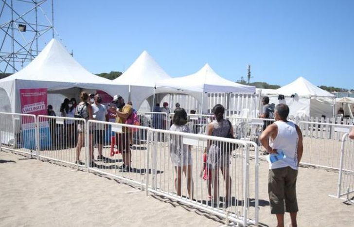 En la Costa siguen dando las dosis de refuerzo.