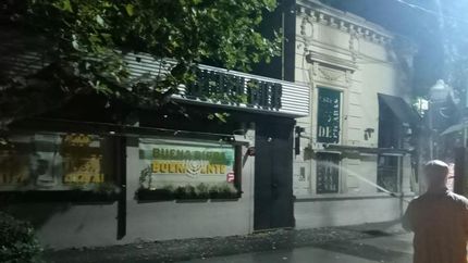 Así desinfectan en Lomas los bares durante la noche.