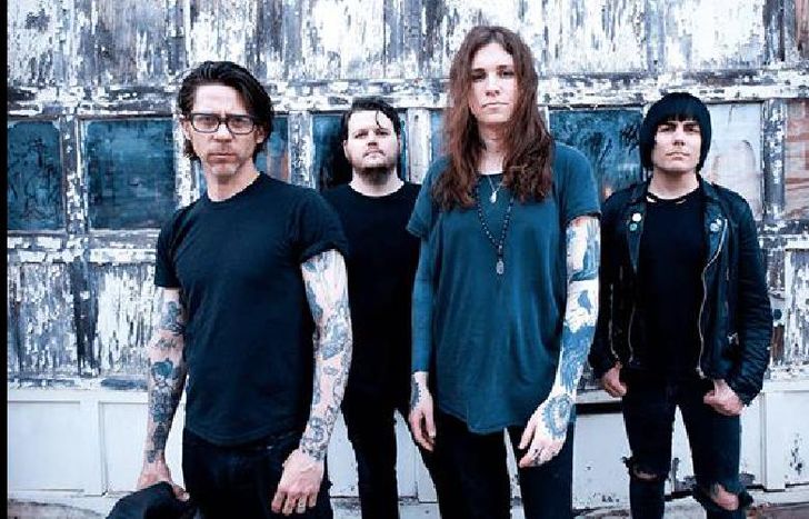 La banda está liderada por la artista transgénero Laura Jane Grace.