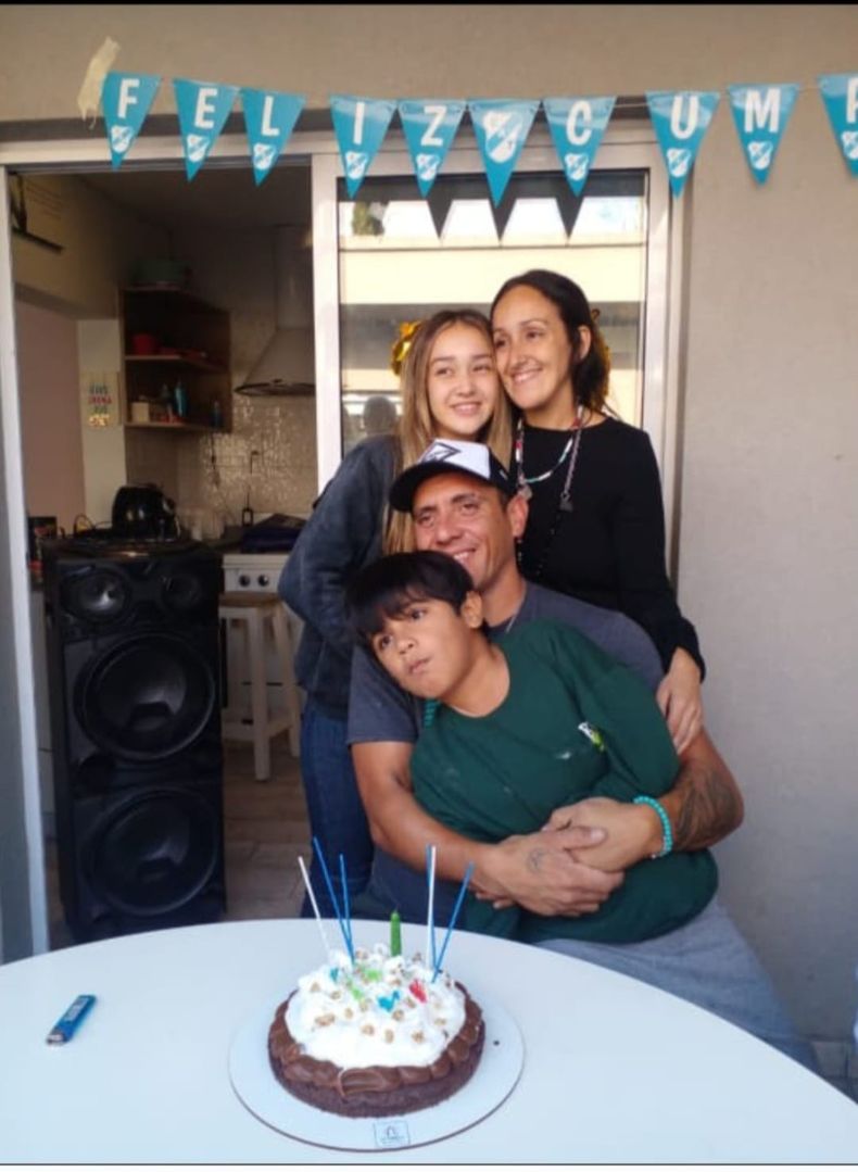 Anto junto a su hija Luz, a Samuel y a su pareja Leonel en el día del cumple de este último. 