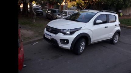 robaron un auto en centenario y los detuvieron minutos despues