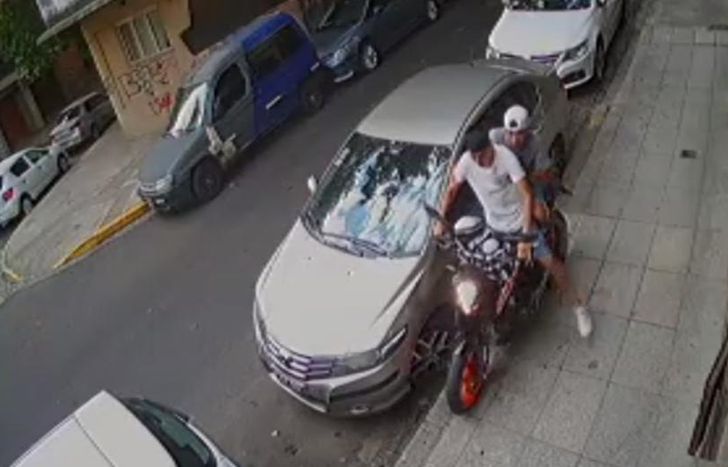 El momento del robo quedó filmado por una cámara de seguridad.