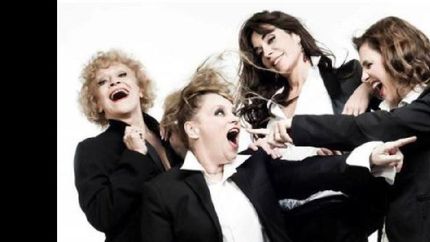 Cuatro mujeres en escena.