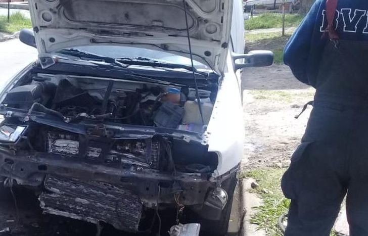 La explosión provocó daños en un vehículo.