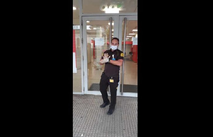 cristian organiza la entrada al banco.