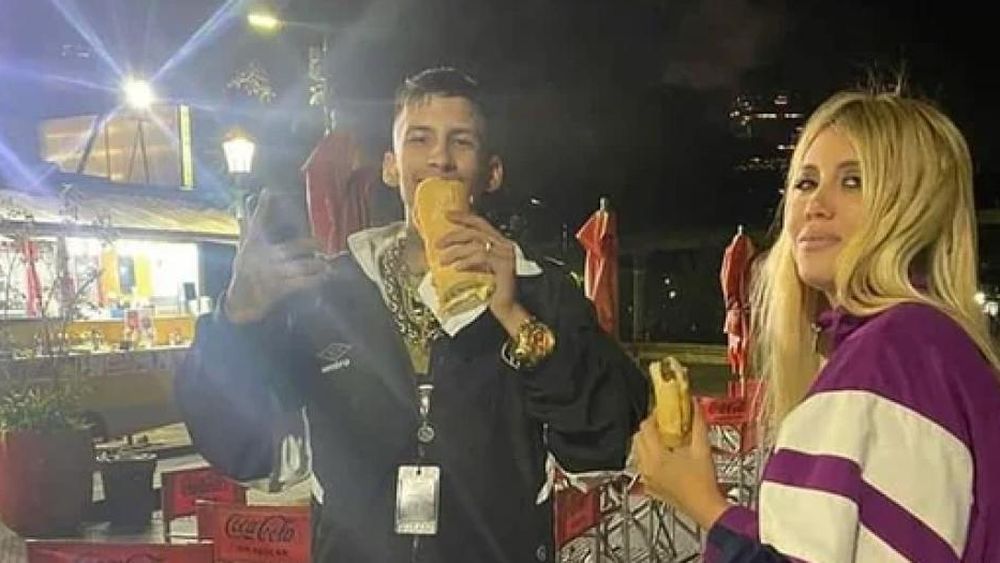 L-Gante y Wanda, comiendo un chori.