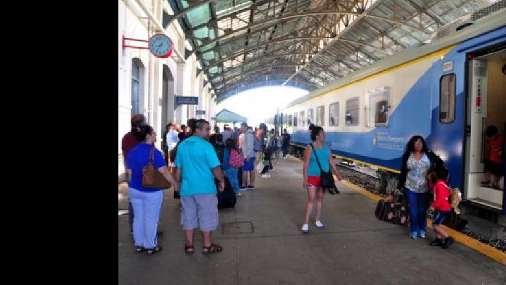 Protesta de despedidos de Fabricaciones Militares: cancelan dos servicios de trenes