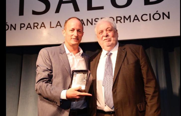 martín recibió el premio de manos del exministro de salud, ginés gonzález garcía.