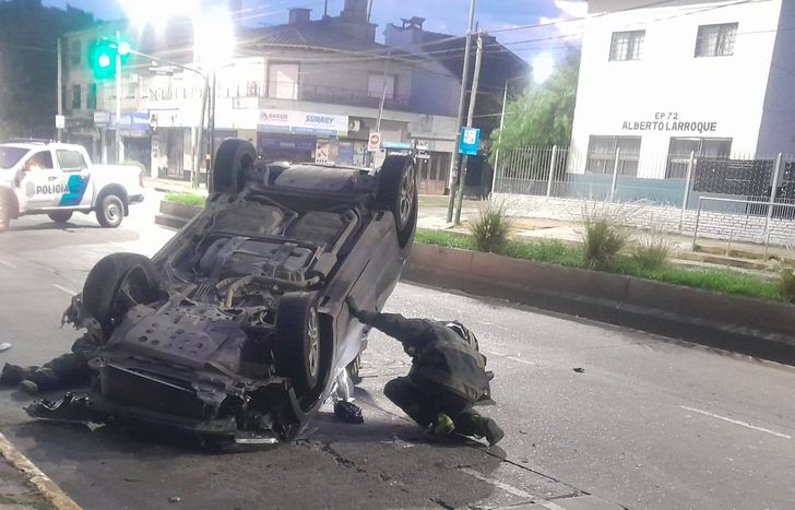 Así quedó el auto tras el vuelco.
