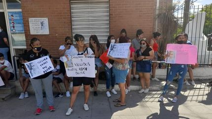 Fue en la puerta del centro de salud donde trabaja. Fue en la puerta del centro de salud donde trabaja.