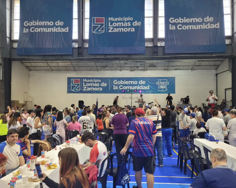 En un escenario se presentaron artistas y animadores. 