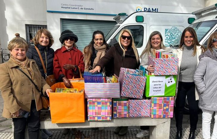 En plena entrega de las donaciones.