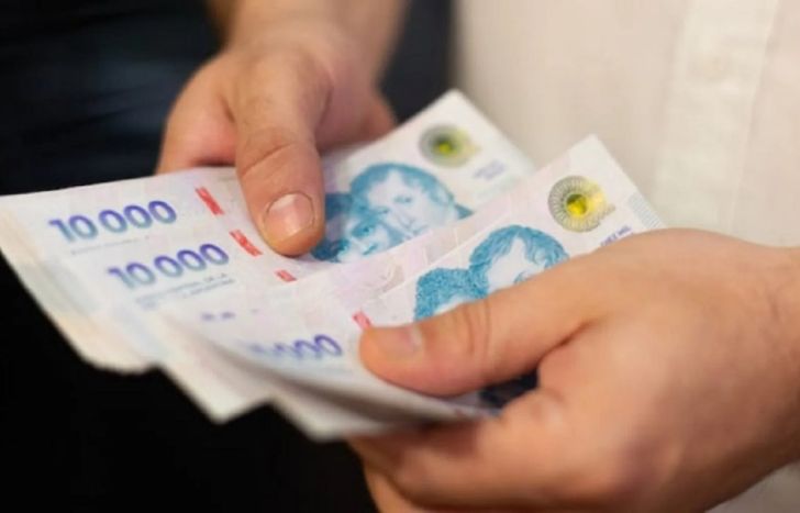 Entre noviembre de 2023 y octubre pasado, el sueldo mínimo real acumuló una caída del 35%