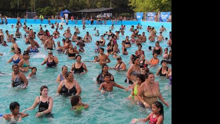 los sábados, a las 15, se dictan clases de aqua zumba para todas las edades.