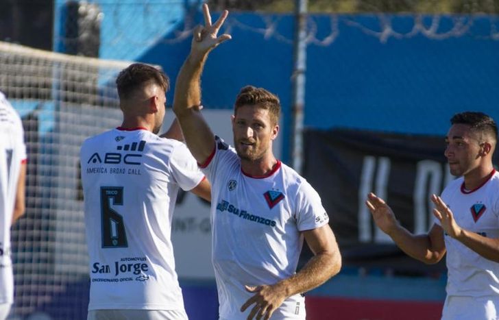 Mayola festeja, después la lesión.