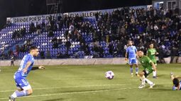 Paz se prepara para impactar la pelota al fondo del arco.