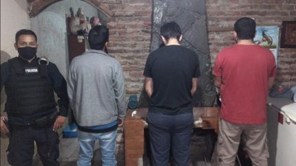 Los tres detenidos por realizar en entraderas.