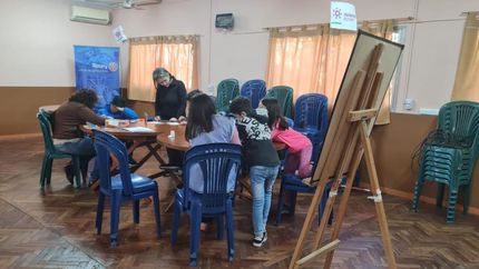 En una de las clases de apoyo escolar para los chicos del primario.