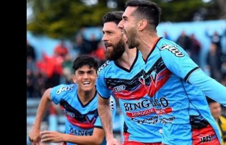 El Pipi Stegman festeja la apertura del marcador en Adrogué.