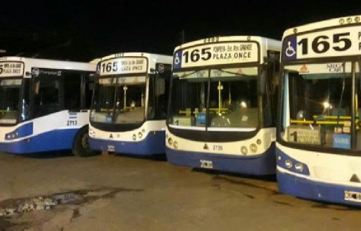 Cada día circulan menos colectivos de la línea y la situación se agrava.