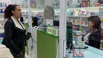 Todas las farmacias que forman parte del programa tienen stickers verdes en sus vidrieras.