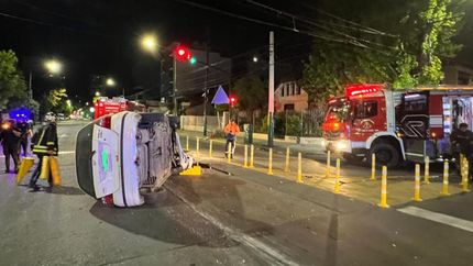 Fuerte vuelco en Avenida Alsina y Matheu.
