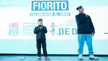 Luiam cantó con gran pasión y sentimiento el Himno Nacional Argentino. Fue la primera vez que lo entonó frente al público.